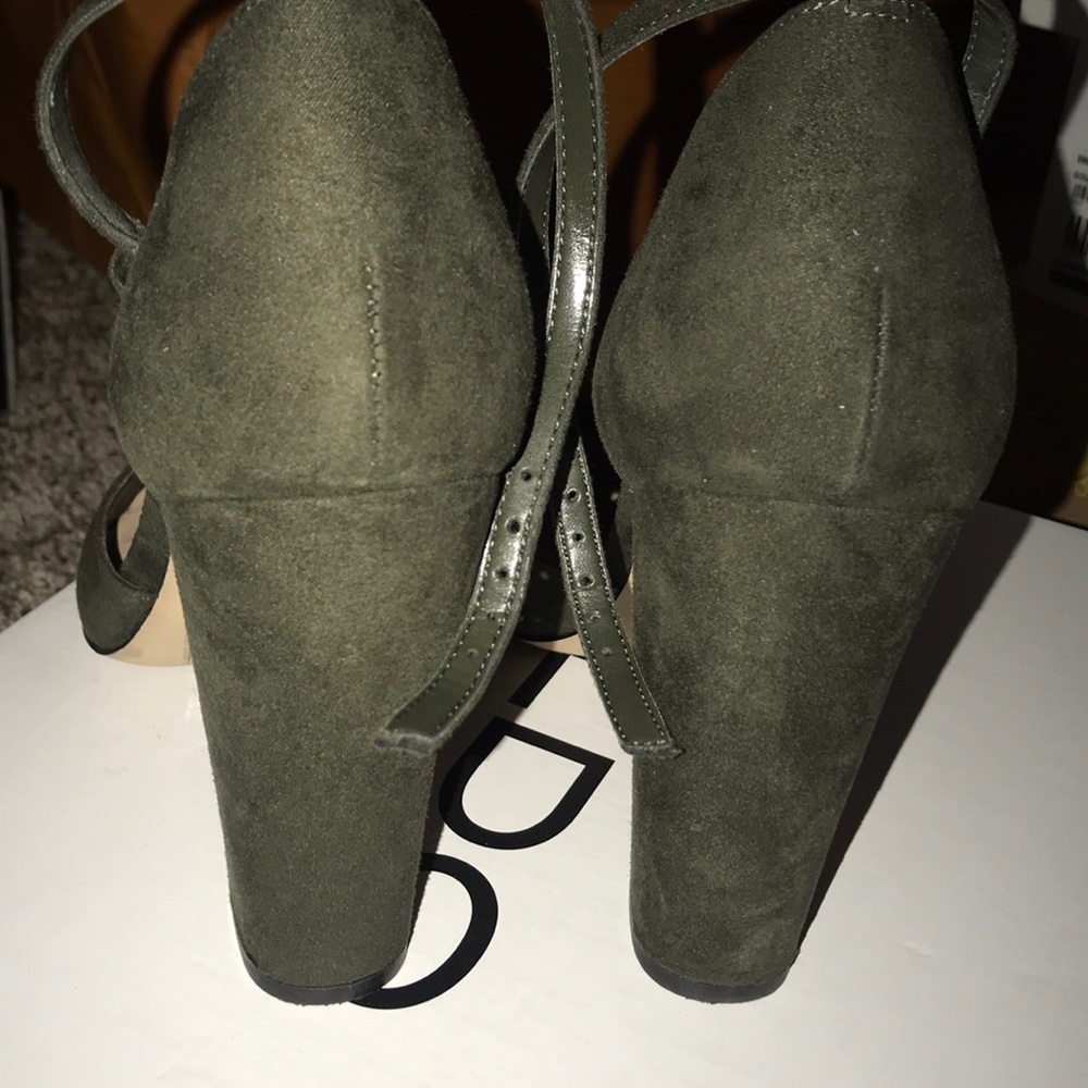 Heels - Picture 4 of 4